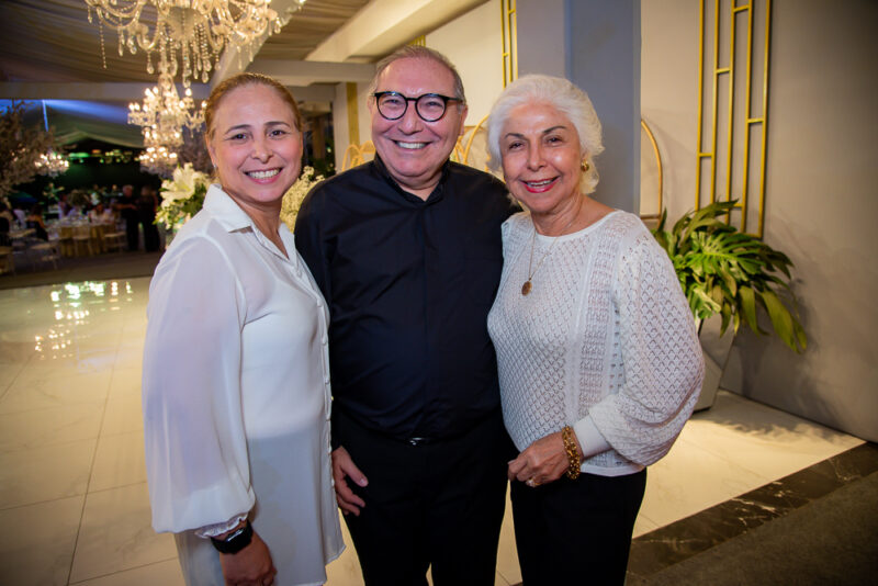 Celebração - Padre Eugênio Pacelli comemora aniversário acompanhado de amigos