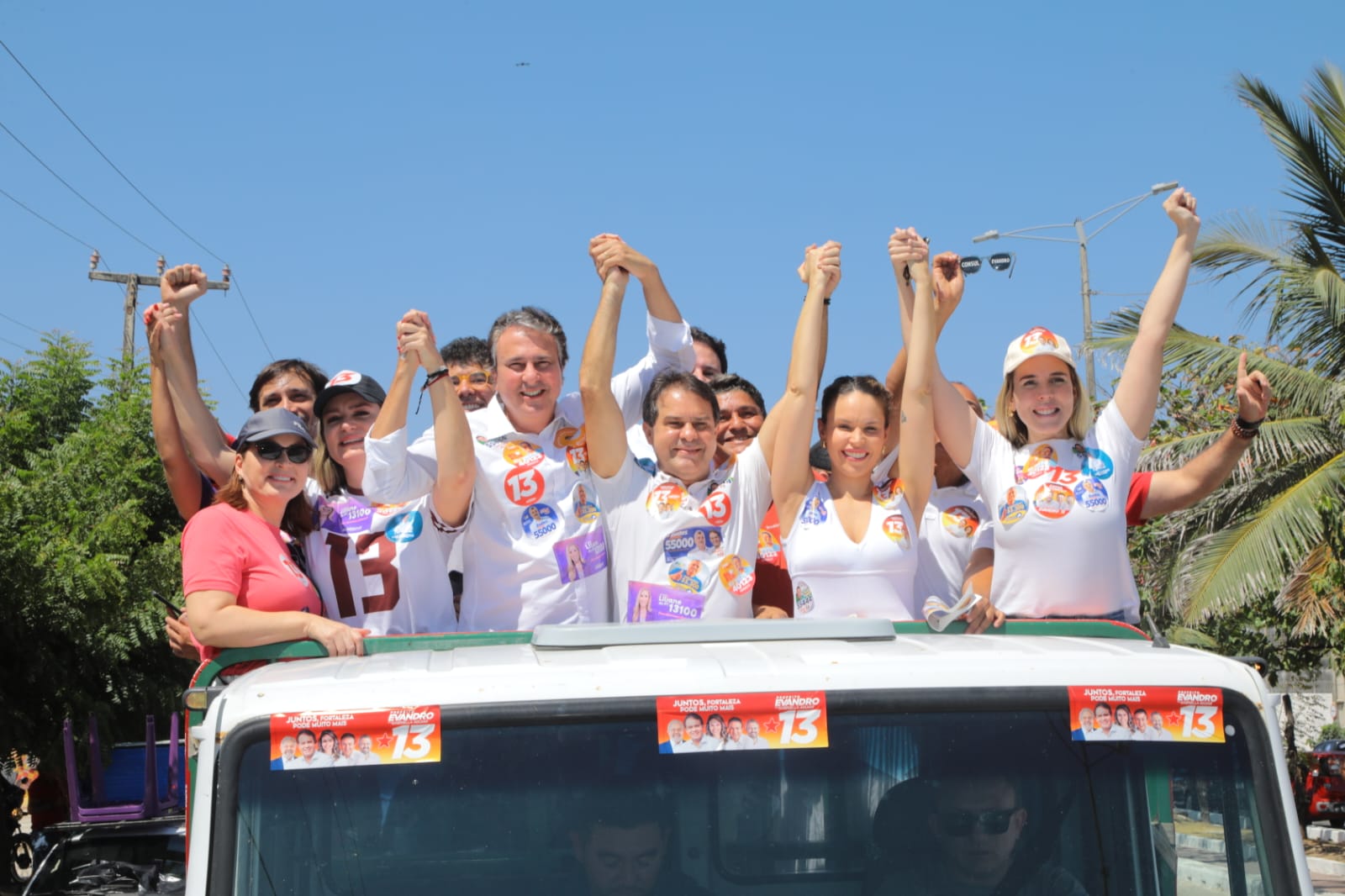 Evandro Leitão e Camilo Santana são reverenciados em carreata por Fortaleza