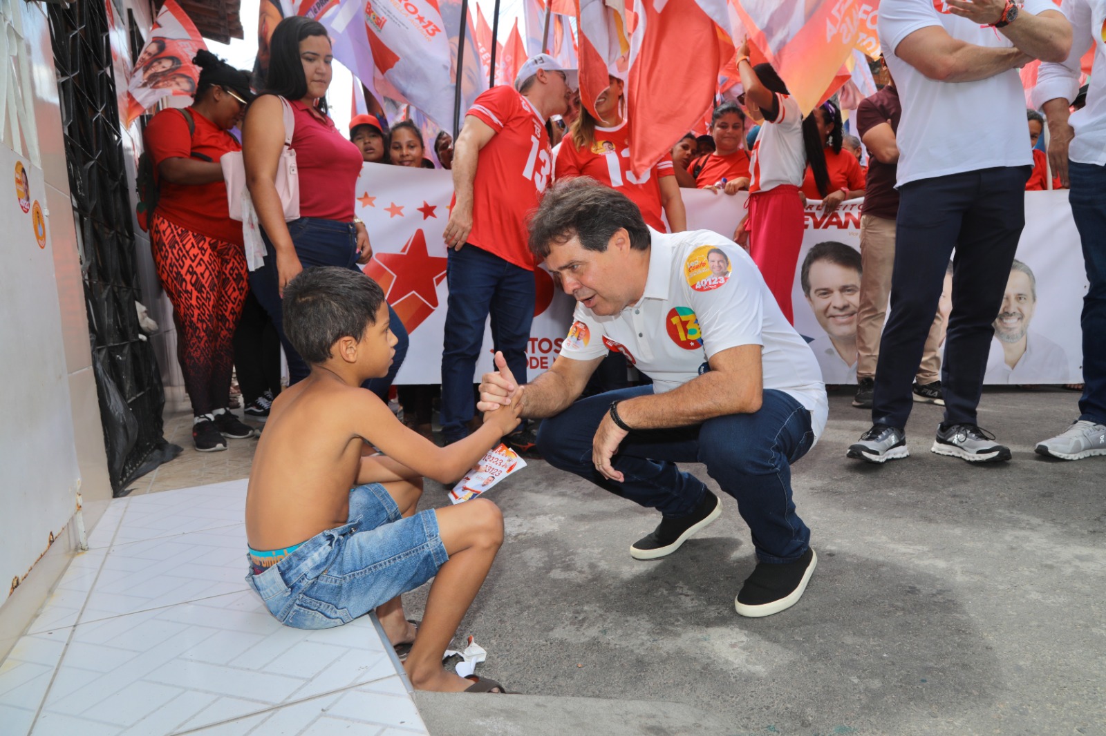 Evandro destaca propostas para saúde e capacitação em caminhada pela Granja Portugal