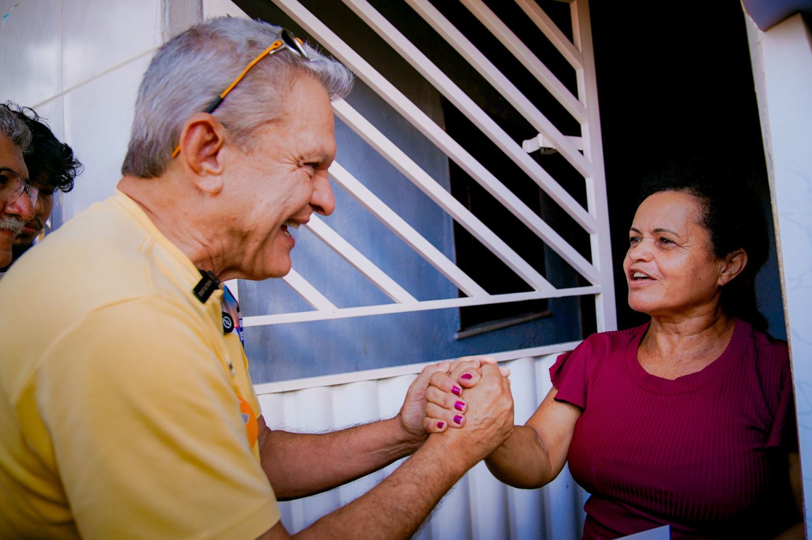 Sarto reafirma meta de eliminar ruas de terra em Fortaleza durante caminhada no Presidente Vargas