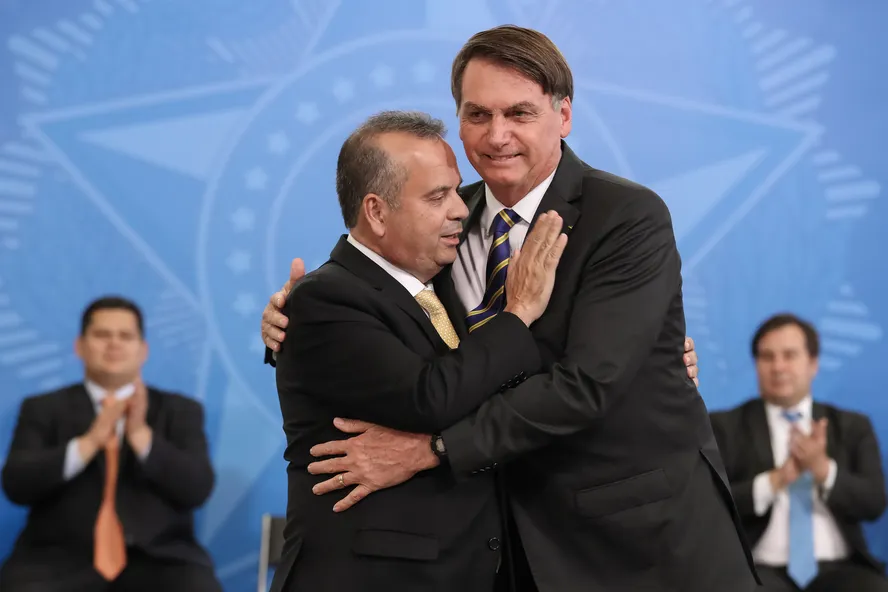 Jair Bolsonaro é convencido e dá aval para Rogério Marinho assumir presidência do PL