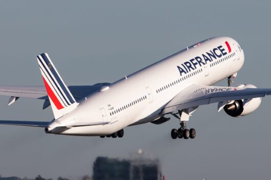 Air France inaugura voo Salvador-Paris com menu Michelin e champagne até na econômica