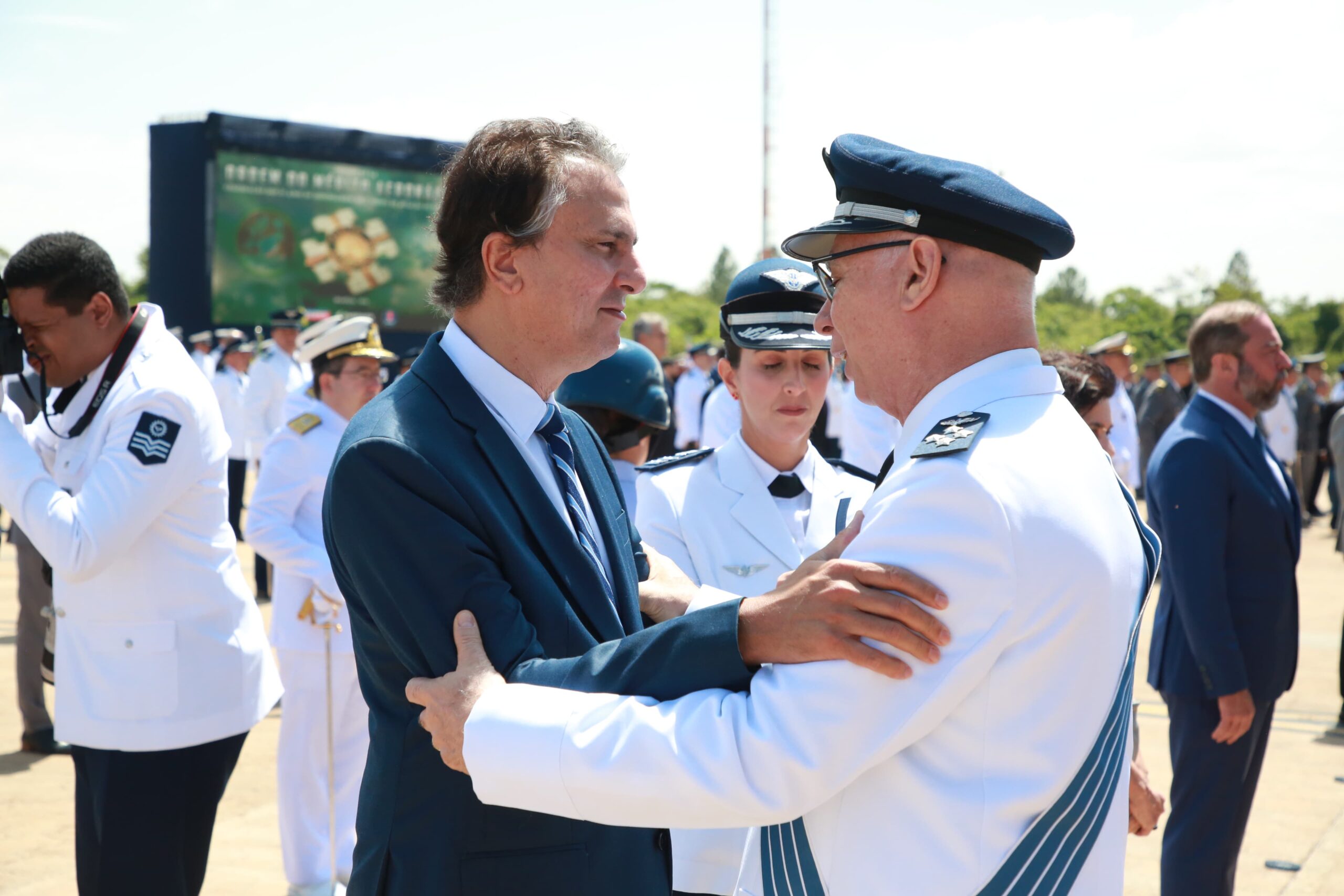 Camilo Santana é homenageado pela FAB com Medalha de Grande-Oficial da Ordem do Mérito Aeronáutico