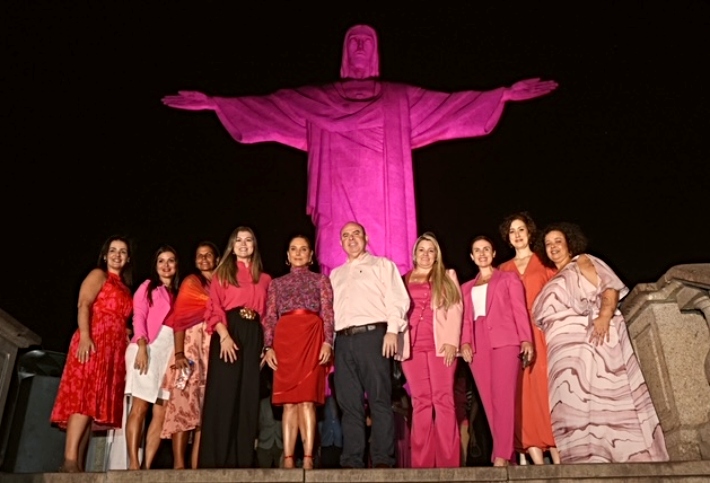 Cristo Redentor recebe iluminação toda especial em alusão ao Outubro Rosa