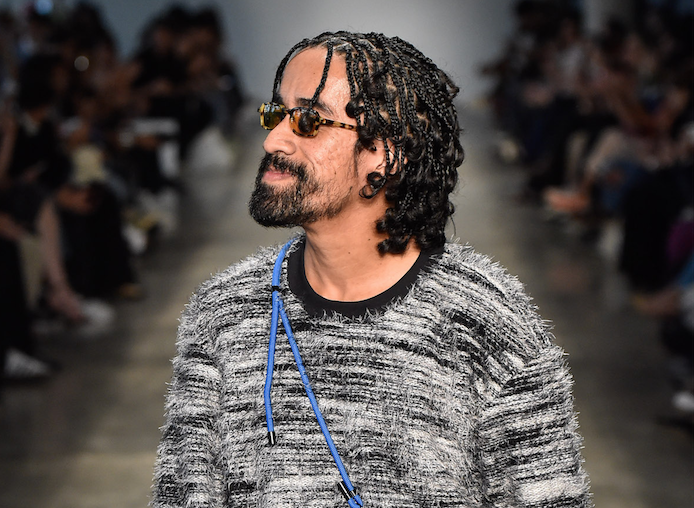 Designer cearense David Lee brilha na São Paulo Fashion Week com a coleção “LESTE, OESTE”