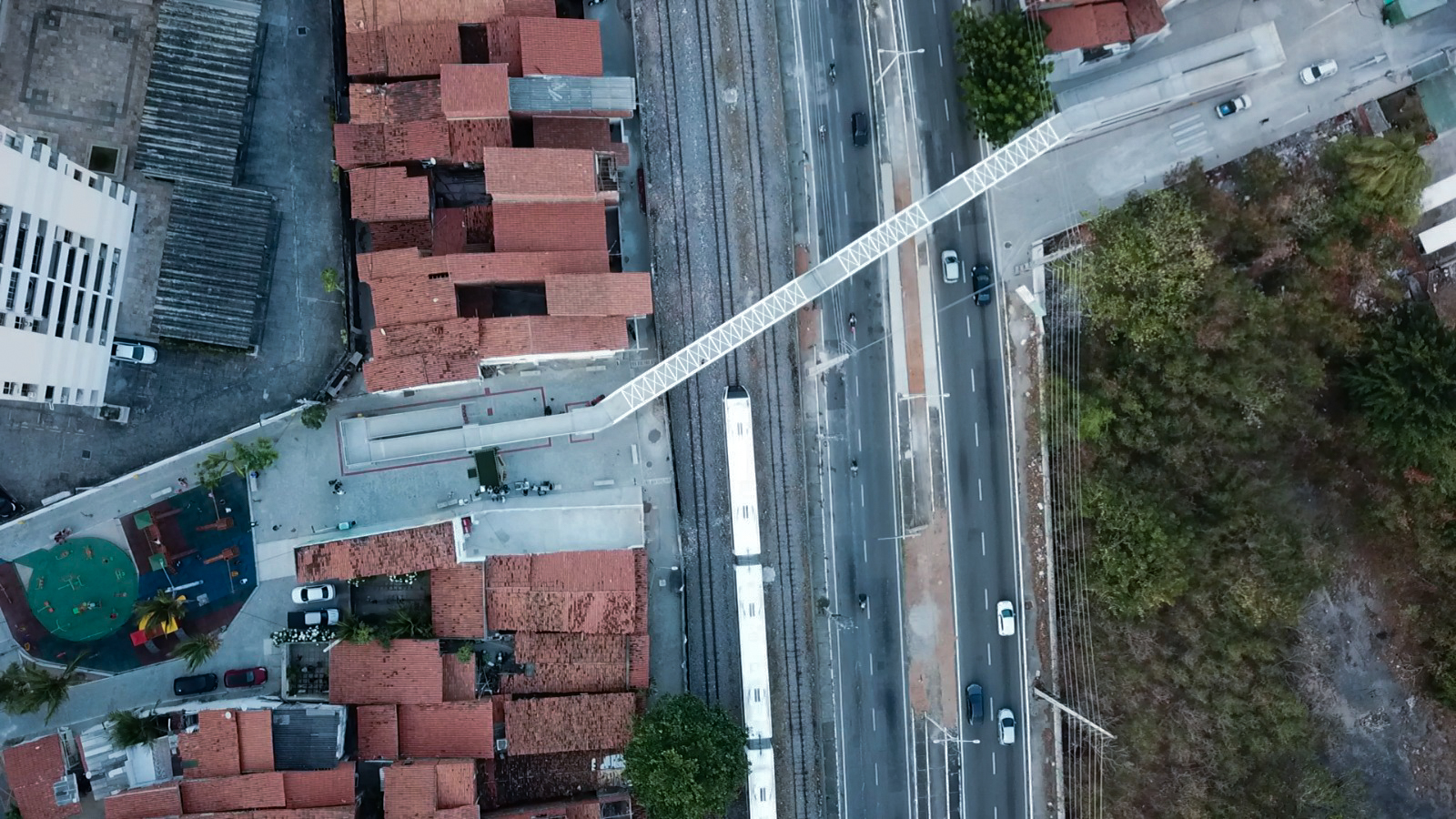 Governo do Ceará inaugura passarela sobre a Via Expressa e urbanização da Comunidade dos Trilhos