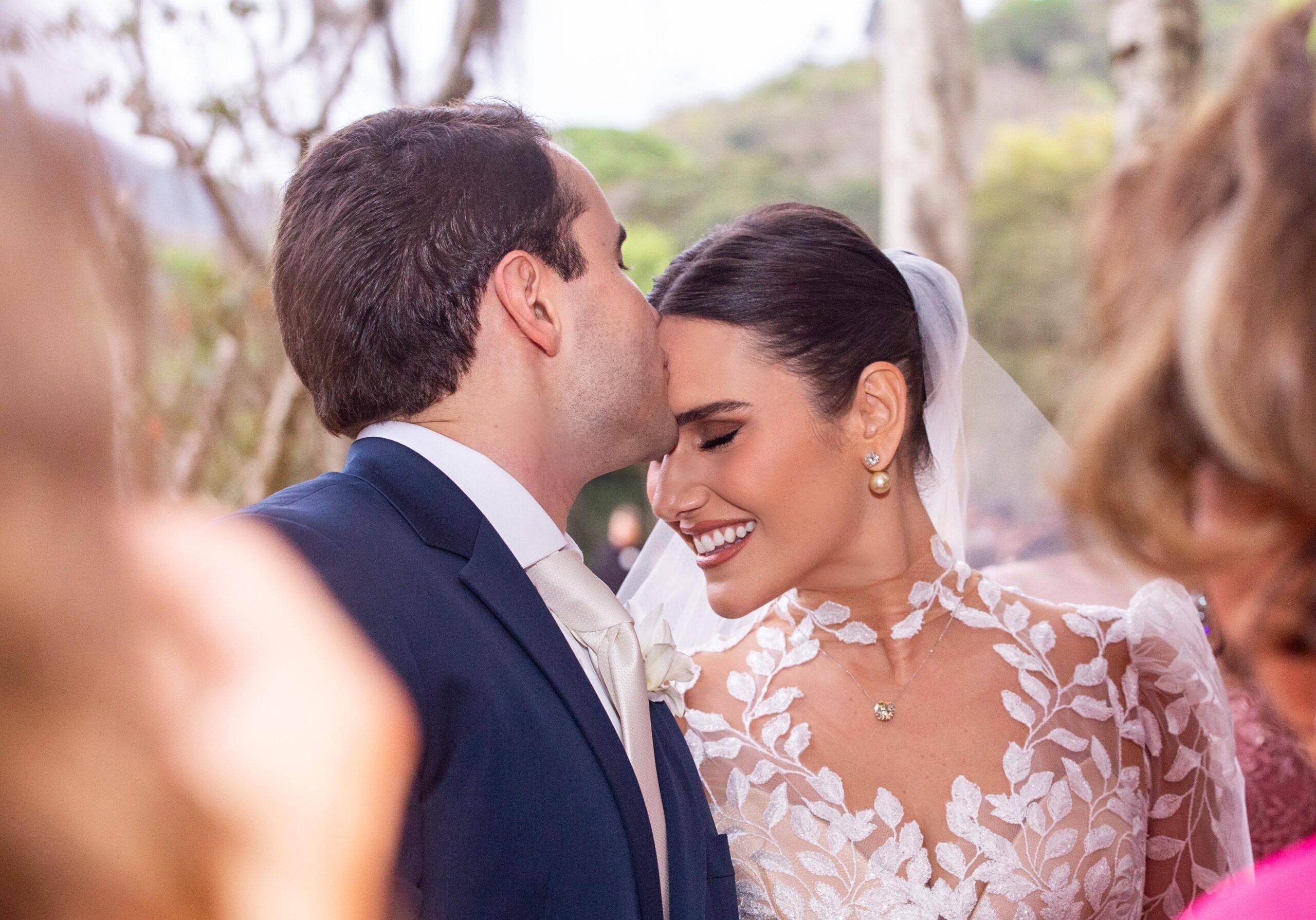 Alta joalheria e vestido Pnina Tornai marcam casamento de Caroll Bonder