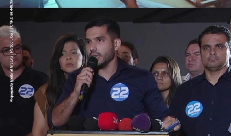 André Fernandes realiza adesivaço em Fortaleza e menciona expectativa para debate final