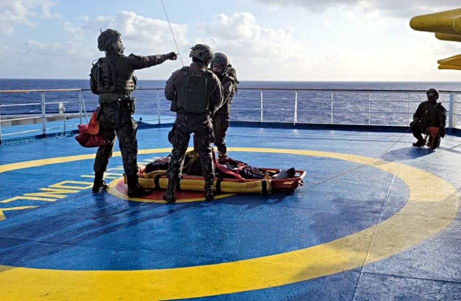 Equipe do Salvamar Nordeste resgata tripulante que passou mal em um navio