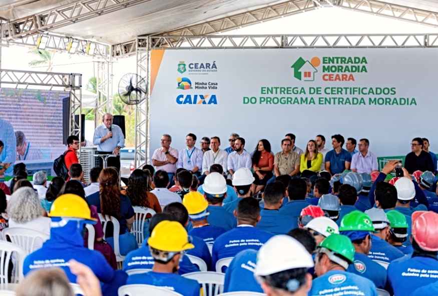 Ricardo Cavalcante participa da entrega de casas do Entrada Moradia Ceará