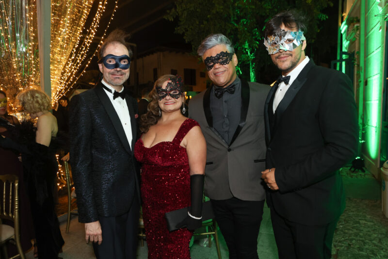 Black-tie - Amador Outerelo celebra aniversário em baile de máscaras na Casa da Glória