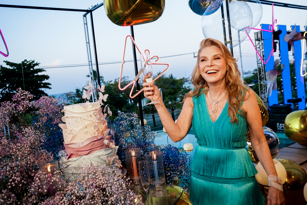 Rosângela De Francesco comemora aniversário com muita alegria e acompanhada de amigos e familiares