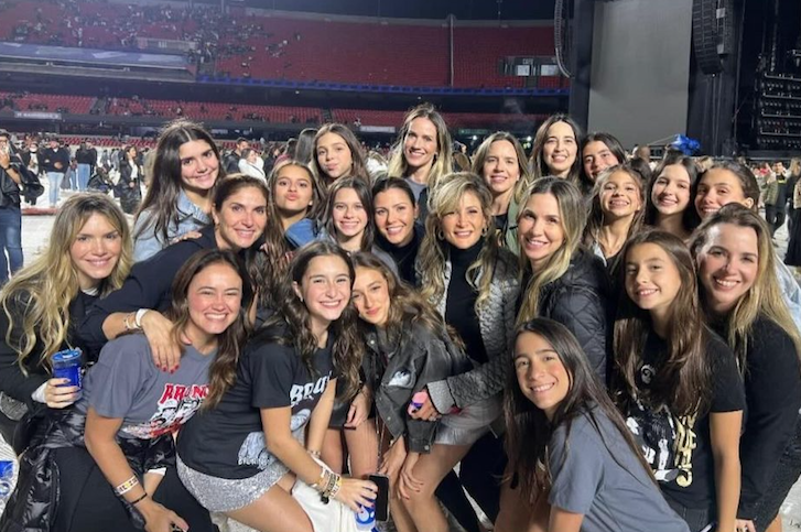 Sídia Holanda curte show de Bruno Mars em São Paulo com filha e grupo de amigas