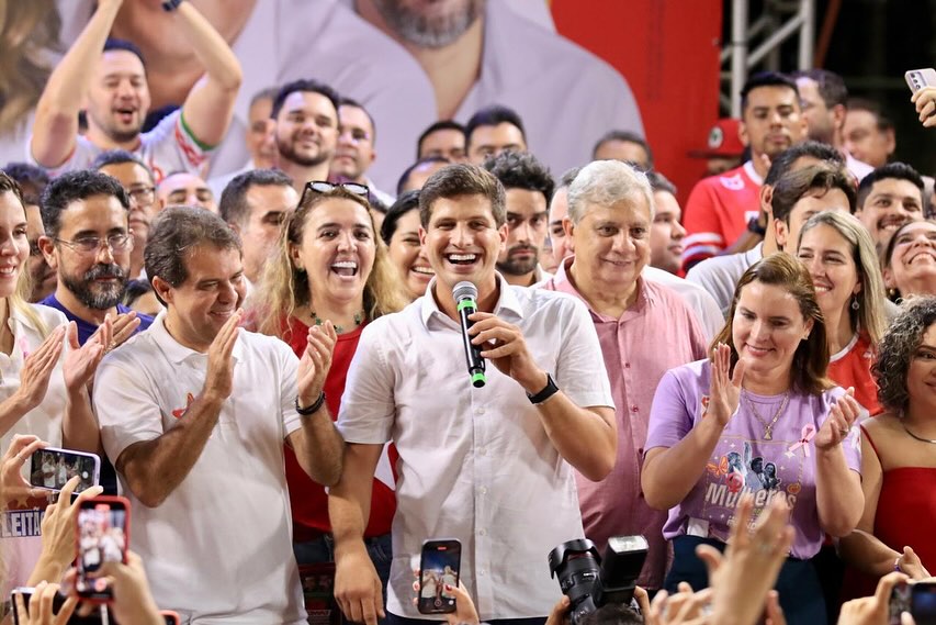 Em ato ao lado de Evandro, João Campos critica André Fernandes: ‘Fortaleza não é para aventureiro’