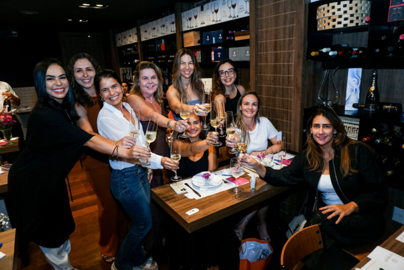 Brindando experiências - D’Vinos Wine Store une maquiagem e vinhos em evento exclusivo