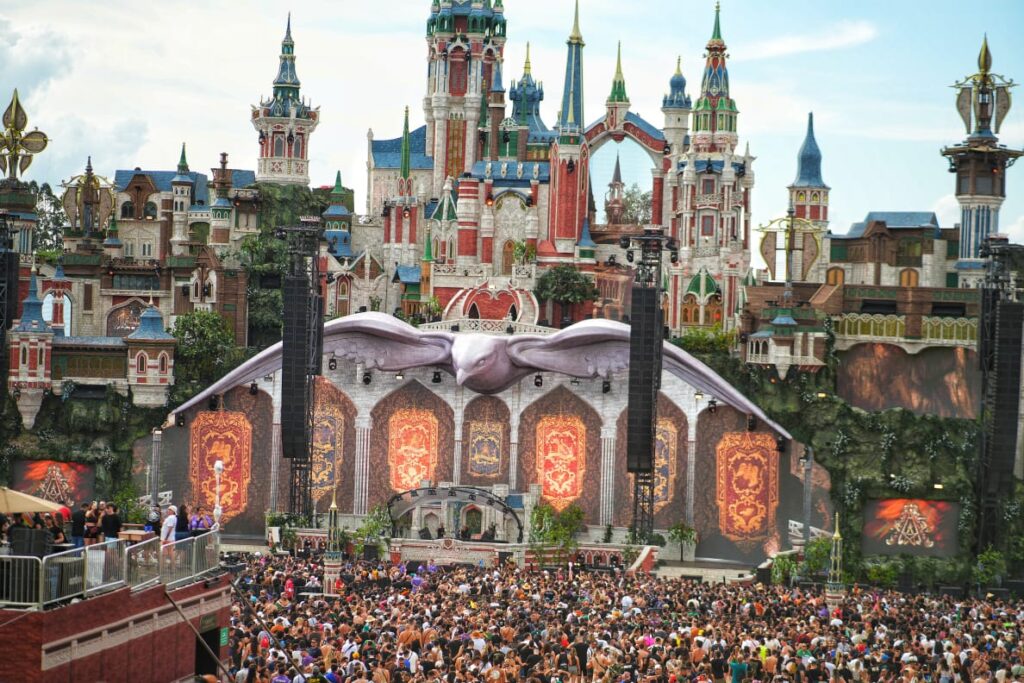 Tomorrowland 16