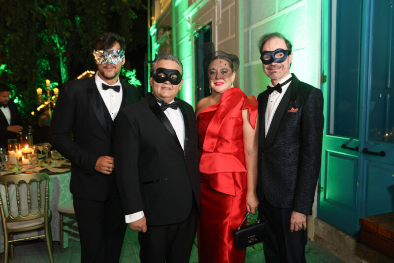 Black-tie - Amador Outerelo celebra aniversário em baile de máscaras na Casa da Glória