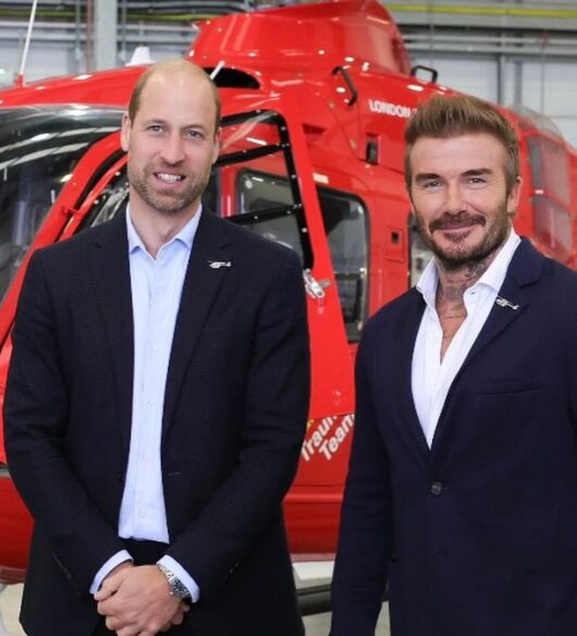 Príncipe William e David Beckham juntos no lançamento de novos helicópteros de resgate em Londres