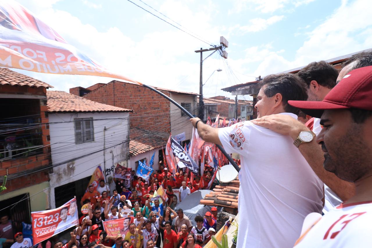 Evandro Leitão reforça compromissos com saúde e segurança em caminhada no Bonsucesso