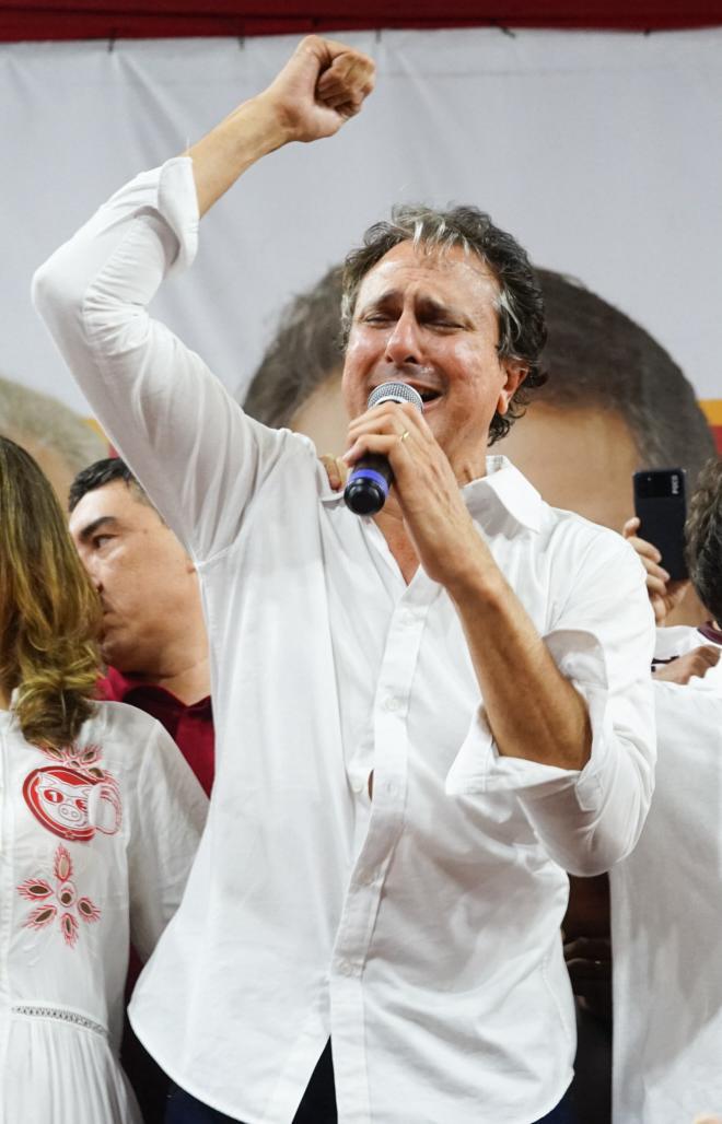 Camilo Santana chora ao discursar durante celebração da vitória de Evandro Leitão em Fortaleza