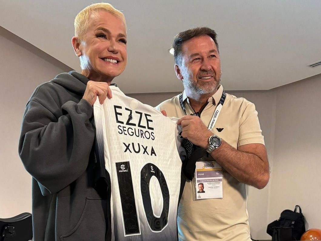 Xuxa recebe camisa do Corinthians em jogo beneficente do Criança Esperança