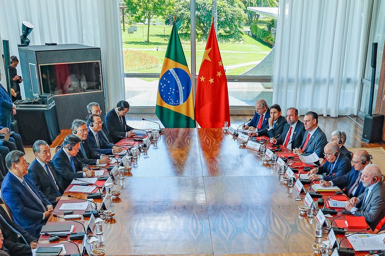 Brasil e China firmam acordos para promover indústria e microempresas