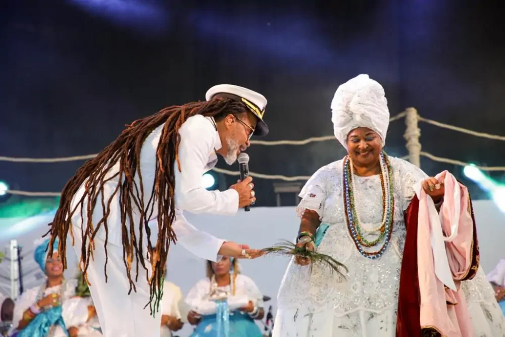 Carlinhos Brown celebra 40 Anos do axé na Enxaguada de Yemanjá 2025, em Salvador