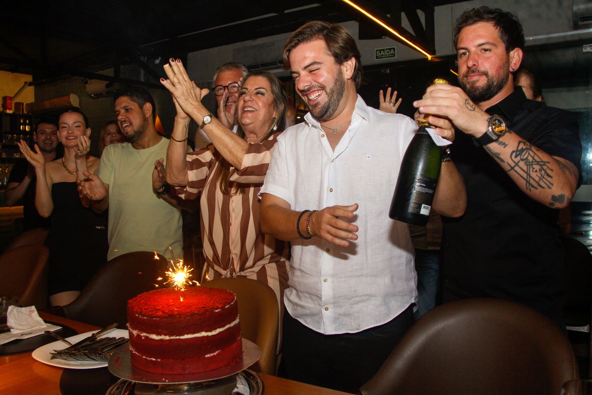 Cláudio Nelson comemora 34 anos em jantar com amigos e familiares