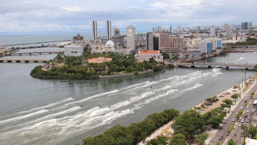 Passeio das Pontes reúne fãs de jet ski em trajeto do litoral ao centro do Recife