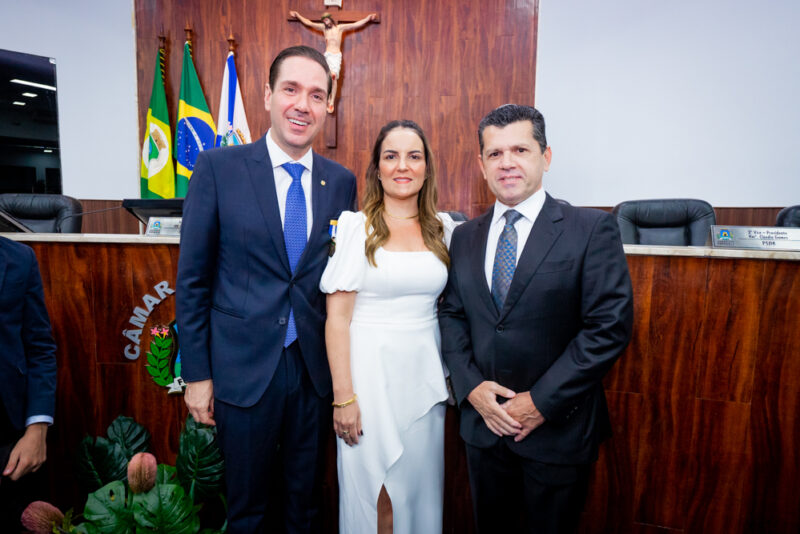 Reconhecimento celebrado - Eduardo Bismarck é agraciado com Medalha Boticário Ferreira na Câmara Municipal de Fortaleza