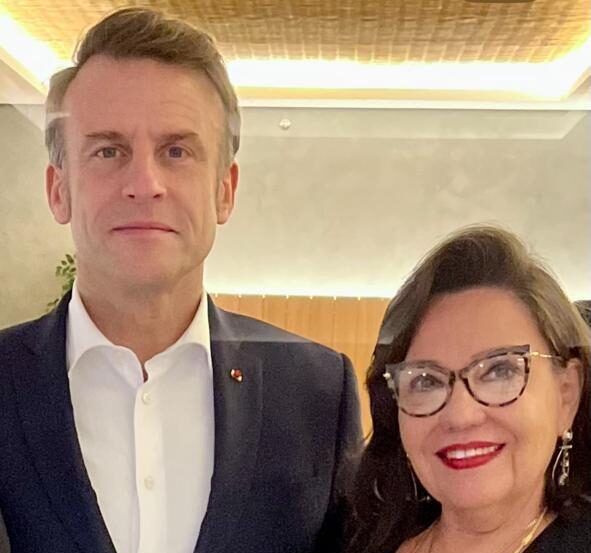 Fernanda Jansen recebe Emmanuel Macron em Fortaleza durante pouso técnico