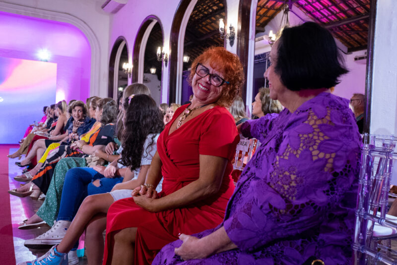 Elegância vibrante - Desfile celebra 20 anos de Alysson Aragão no mundo da moda