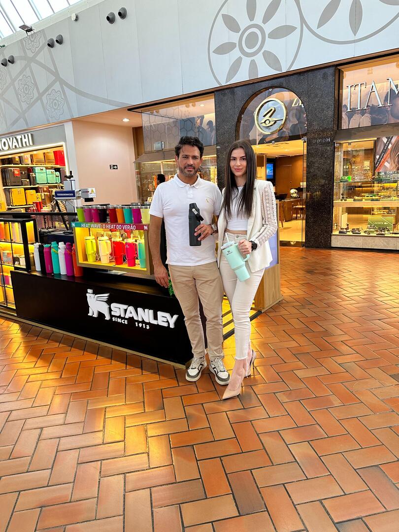 Silvio Montezuma e Raiane Pretes inauguram primeira loja Stanley no shopping Iguatemi Bosque