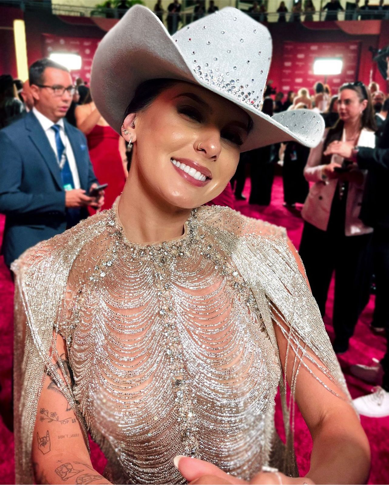 Ana Castela usa look bordado à mão no red carpet do Grammy Latino