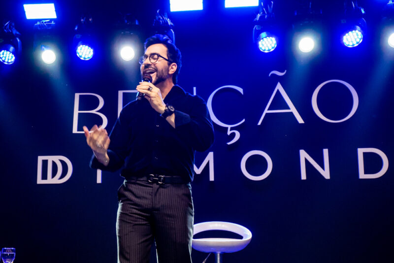 Padre Fábio de Melo emociona em evento de fim de ano da Diamond Design