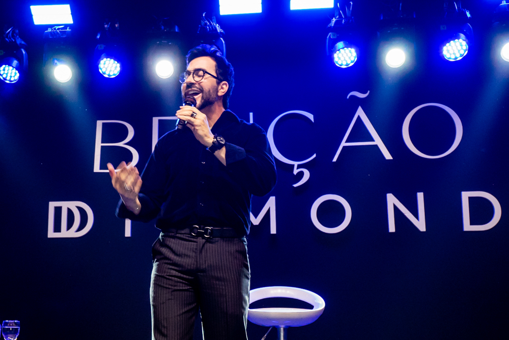 Padre Fábio de Melo emociona em evento de fim de ano da Diamond Design