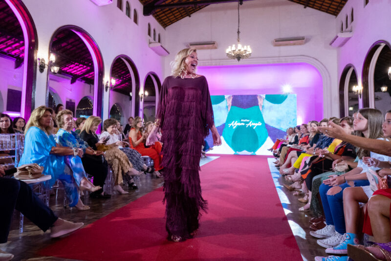 Elegância vibrante - Desfile celebra 20 anos de Alysson Aragão no mundo da moda