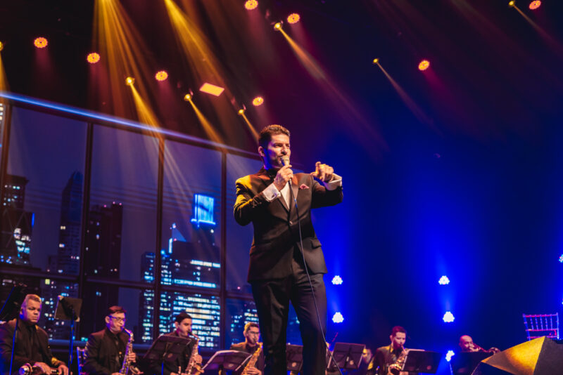 Elegância musical - Paulo Benevides encanta público do Teatro RioMar com tributo a Sinatra e Bennett