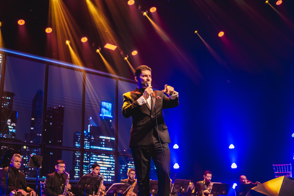 Paulo Benevides encanta público do Teatro RioMar com tributo a Sinatra e Bennett