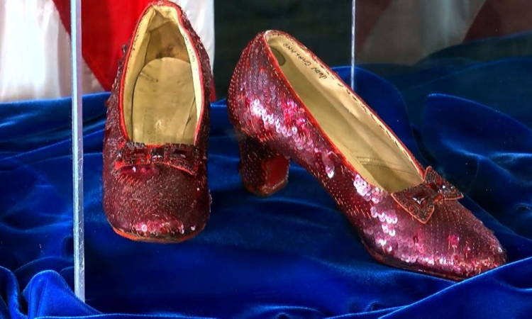 Icônicos sapatos vermelhos de “O Mágico de Oz” vão a leilão por cerca de R$ 5 milhões