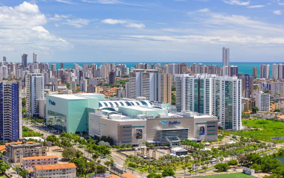 RioMar Fortaleza celebra dez anos com show especial “Ciro Santos Convida Humor na Praça”