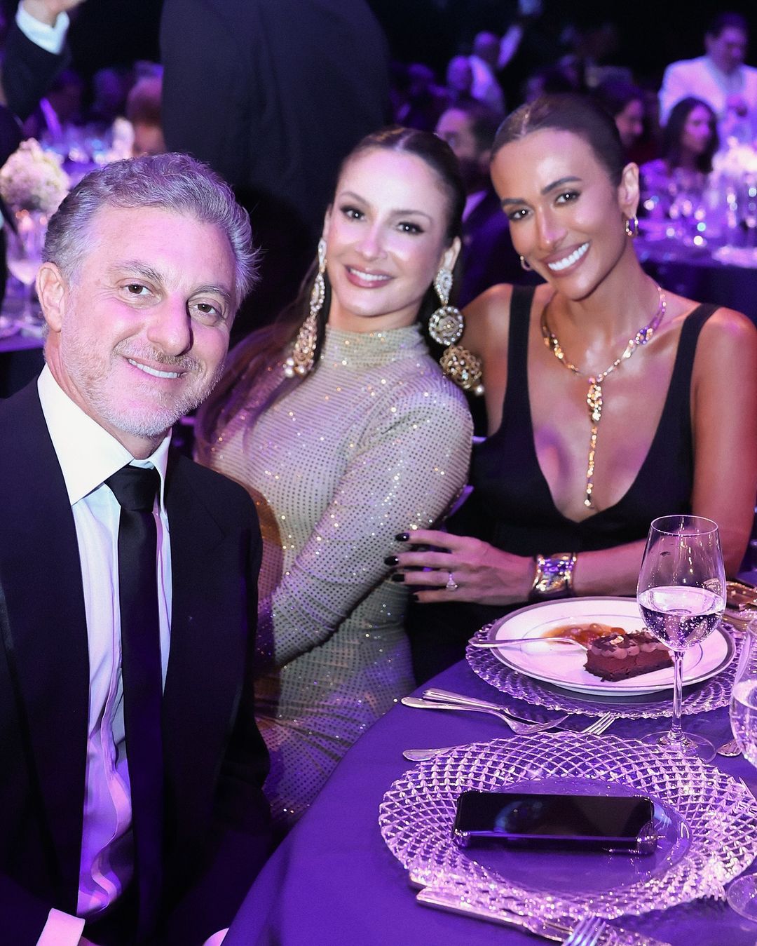 Claudia Leitte posa ao lado de Luciano Huck e Silvia Braz