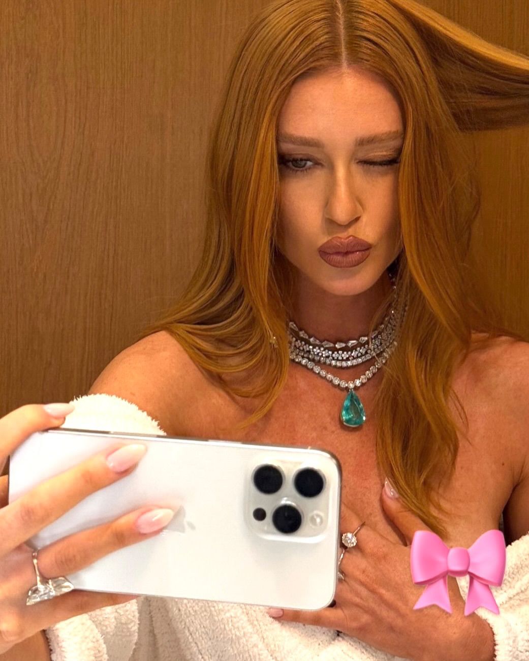 Marina Ruy Barbosa se prepara para um casamento e posa para o Instagram