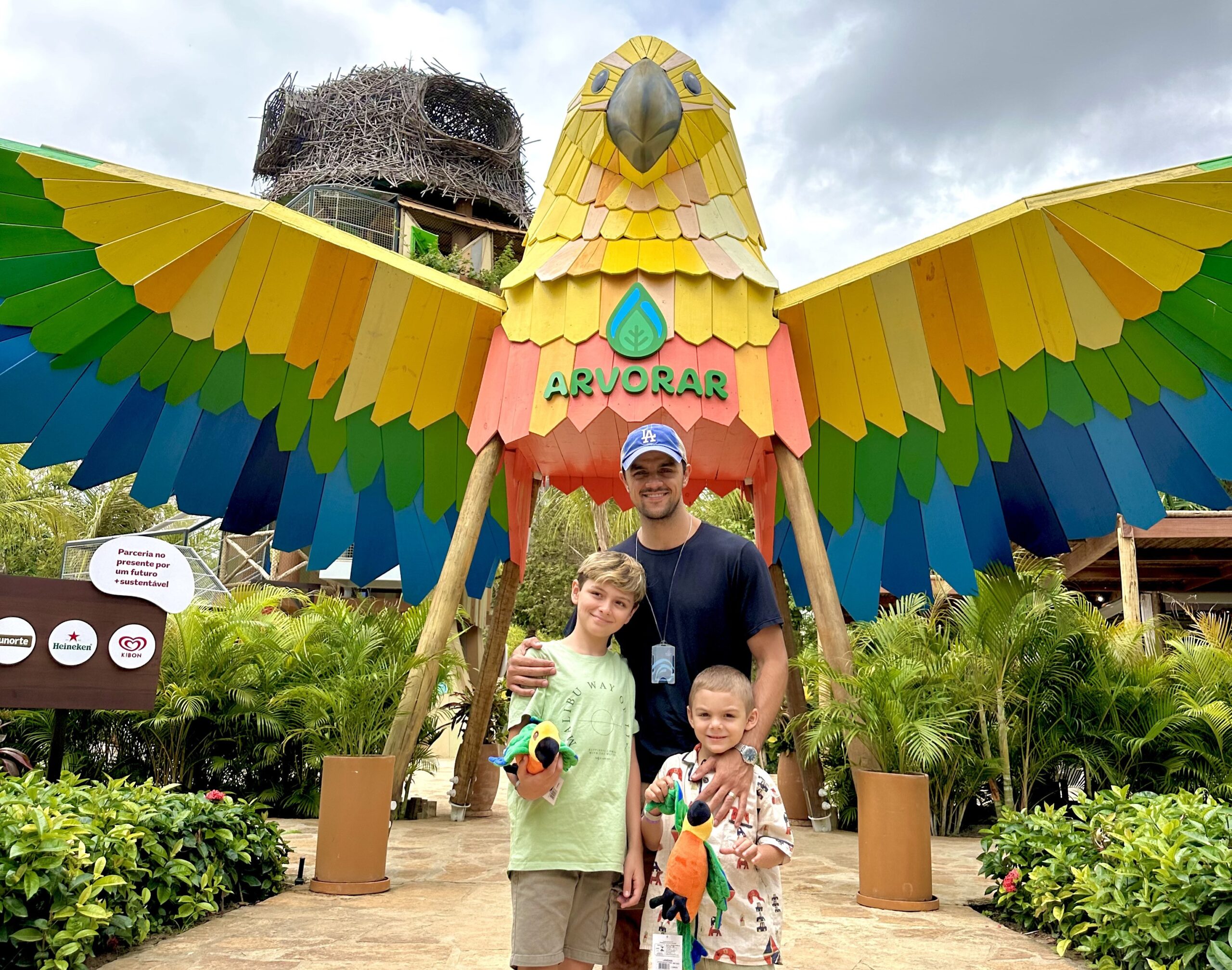 Ator Felipe Simas visita o Parque Arvorar com os filhos Joaquim e Vicente