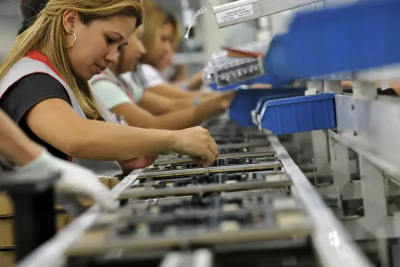 Indústria Eletroeletrônica Anuncia Investimentos De R$ 5 Bi Até 2027, Produção Industrial, Mulheres Foto Agência Brasil