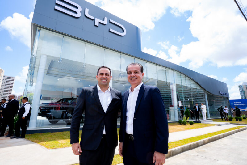 Mercado automotivo - Fortaleza ganha nova loja BYD Carmais com presença de líderes globais da marca