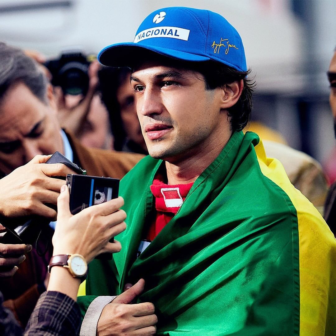 Gabriel Leone como Senna