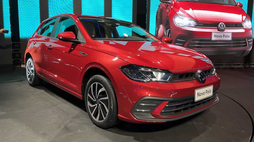 Em novembro, Polo volta a emplacar mais que a Fiat Strada e mantém a liderança