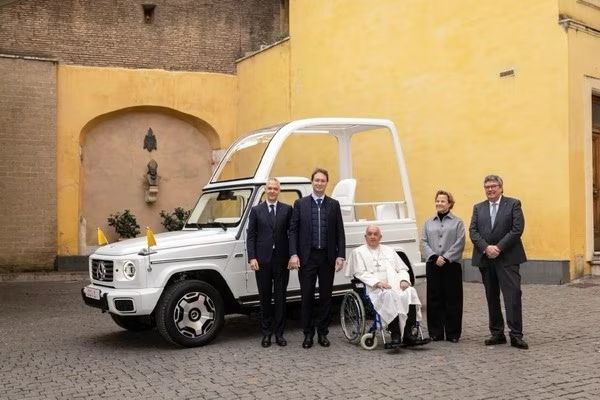 Papa Francisco recebe Papamóvel 100% elétrico da Mercedes-Benz