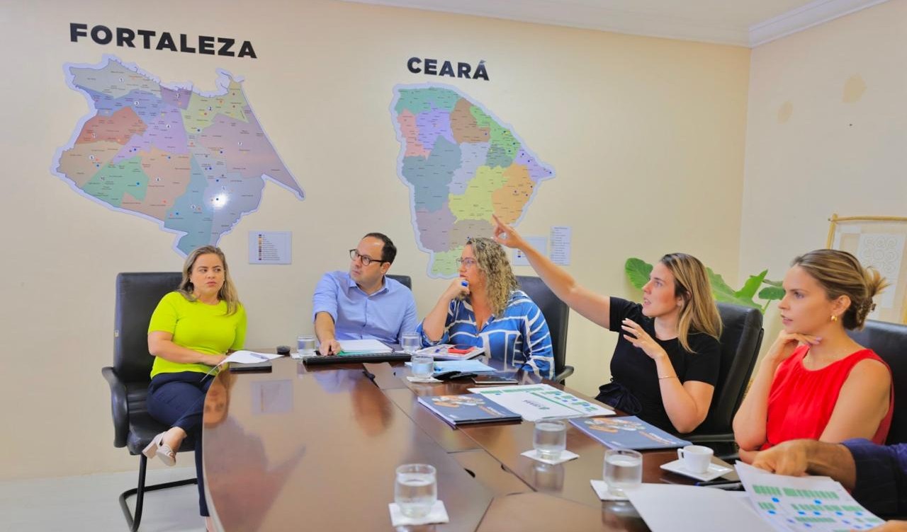 Gabriella Aguiar e Jade Romero discutem integração de políticas sociais em Fortaleza